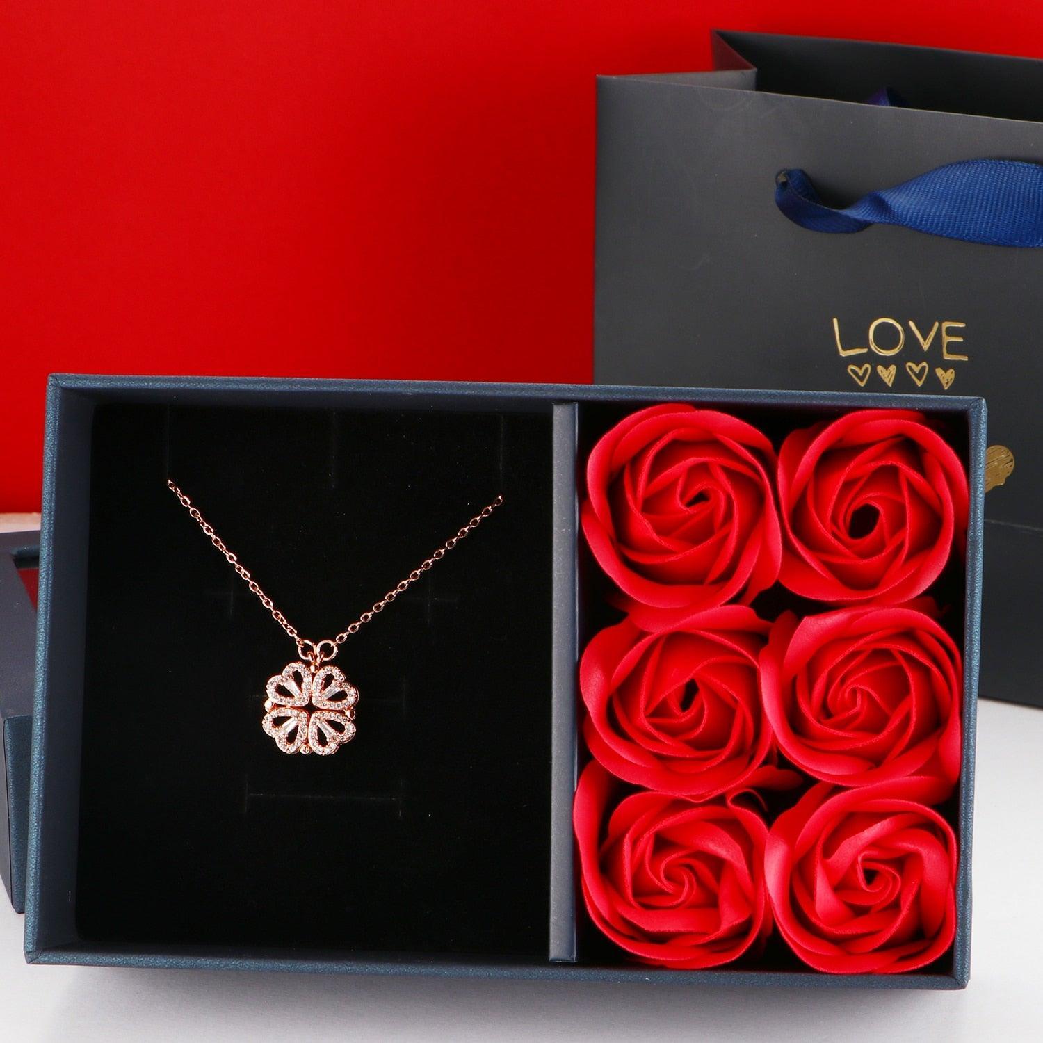 Colar Trevo do Amor + Caixa com 6 Rosas - Compra Encantada