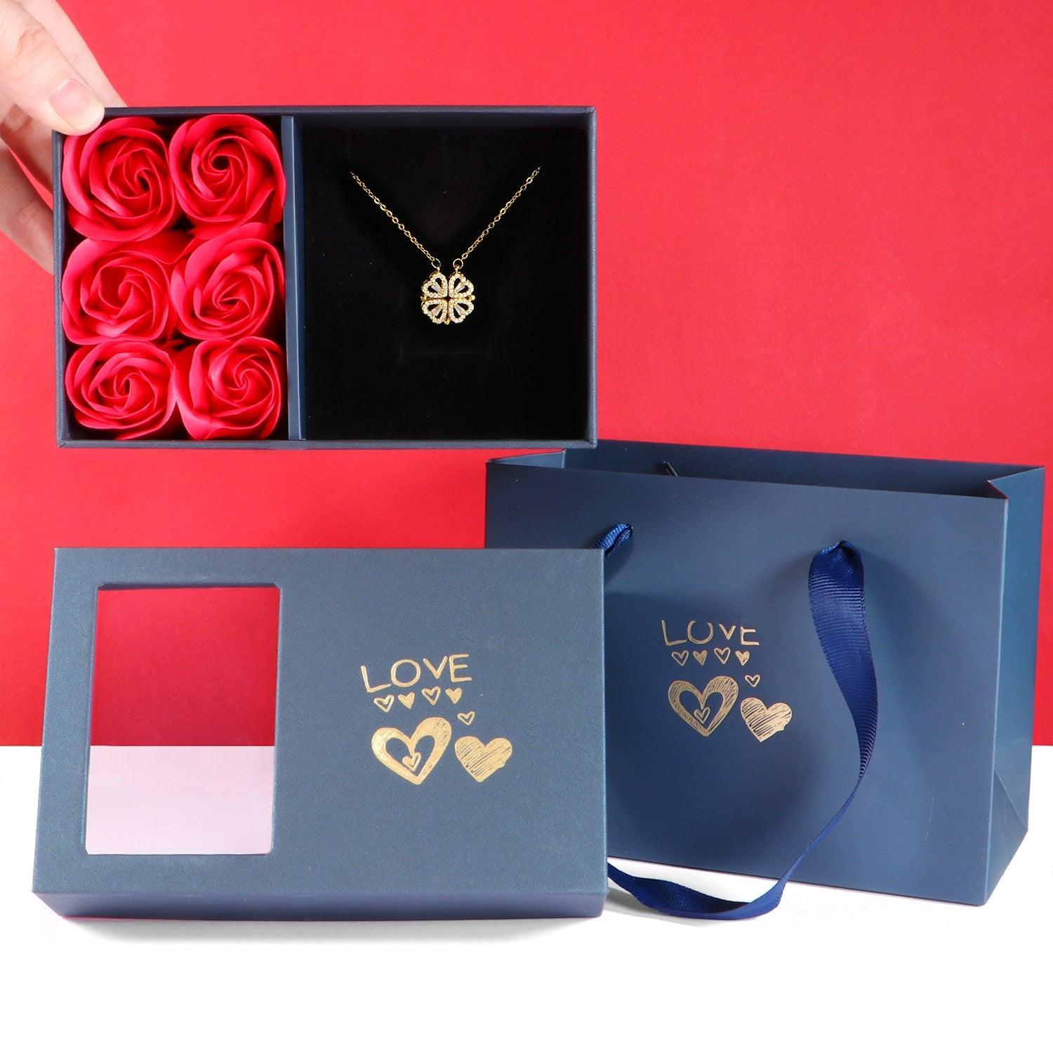 Colar Trevo do Amor + Caixa com 6 Rosas - Compra Encantada